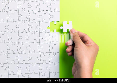 Hand das letzte Stück weißes Puzzle für Business Konzept und Inhalt Hintergrund Stockfoto