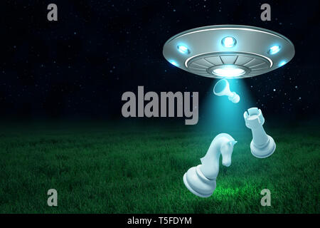 3D-Rendering von silber Metall UFO mit Schachfiguren auf dunklen Nachthimmel und grünem Gras Hintergrund Stockfoto