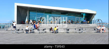 Southend Pier modernes Gebäude & Architektur an der Royal Pavilion Pier Head café Menschen essen aus Southend on Sea River Thames Estuary Essex England Großbritannien Stockfoto