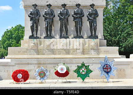 Wachen war Memorial Ersten und Zweiten Weltkrieg mit fünf Kranz & Bronze Skulptur eines jeden Fußschutz regiment Westminster London England Großbritannien Stockfoto