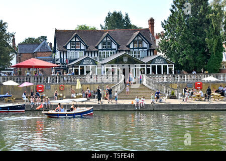 Wallingford Oxfordshire Menschen genießen Erfrischungen und Bootsverleih an heißen Sommertagen im Riverside Boat House Pub Business an der Themse England Großbritannien Stockfoto