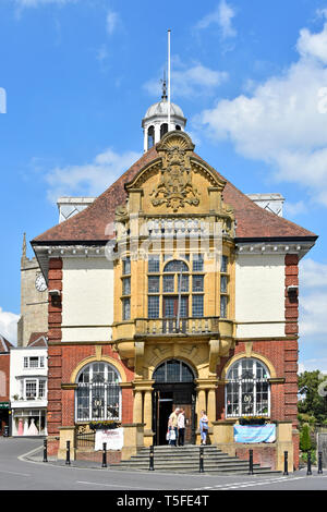 Viktorianische alte Marlborough Rathaus historische Gebäude in der High Street von Englischen Markt Stadt bei Besetzt ein 4 Straße und Kreuzung Wiltshire England Großbritannien Stockfoto