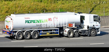 Seite und zurück von Tesco Supermarkt Werbung Momentum 99 Marke Ottokraftstoff tanker Anhänger hinter Lkw Lkw mit Ggvs-Warnschild auf de Autobahn Stockfoto