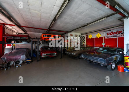 BERLIN - Mai 05, 2018: Restaurierungswerkstatt des Retro- autos. Oldtimer stehen in einer Reihe. Stockfoto