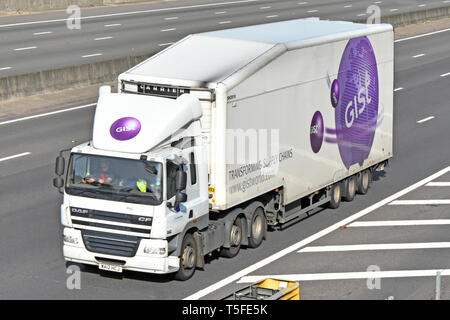 Suchen von oben nach unten vorne und von der Seite von Gist LKW Lastkraftwagen Truck & Driver, mit beweglicher Anhänger & logo Transformation Supply Chain slogan Auf de Autobahn Stockfoto