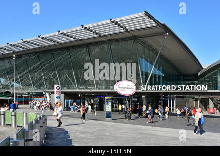 Die Leute am Eingang & Front Glas fassade von Stratford öffentliche Verkehrsmittel Zug Bahnhof Willkommen in Newham zeichen East London England Großbritannien Stockfoto