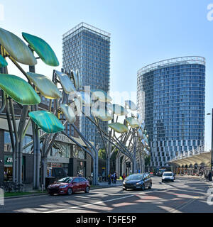 Stratford Broadway hohe shoal Skulptur gegenüber Busbahnhof neues modernes Büro- und Wohnhaus in Newham East London England Großbritannien Stockfoto