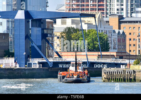 Themse & moderne Straßenbrücke Eingang für Tug Boat & Schiff in die South Dock der West India Docks Zugang zu Immobilien Canary Wharf London Docklands GROSSBRITANNIEN Stockfoto