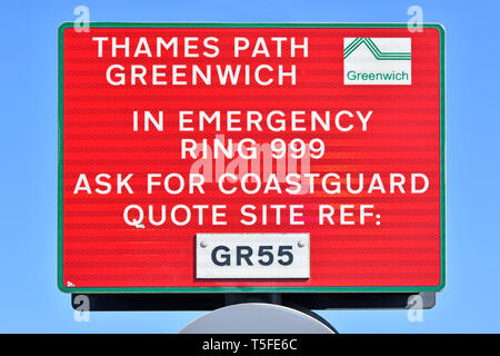 Küstenwache rufen 999 Notfall Dienstleistungen Kontakt auf dem roten Wanderweg am Themse Ufer weg Greenwich Peninsula South London England Großbritannien Stockfoto