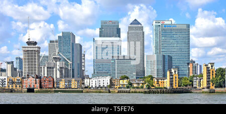 Panoramablick auf die urbane Landschaft Ansicht & Skyline von London Docklands Canary Wharf Financial District Wolkenkratzer hoch über dem Fluss Themse Tower Hamlets GROSSBRITANNIEN Stockfoto