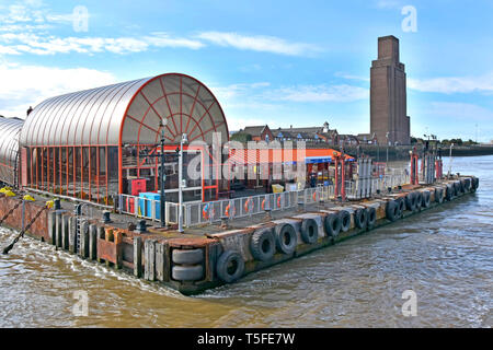 Woodside Birkenhead Bootssteg auf Wirral Halbinsel für die Mersey Ferries Fähre Öpnv-Lüftung Welle über den Fluss Mersey UK Stockfoto