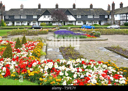 Reihenhäuser in Port Sunlight Modell Dorf Blumen im öffentlichen Garten Alle durch Hebel Brüder für Fabrikarbeiter Wirral Merseyside England England Stockfoto