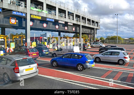 Kurze Warteschlangen an Mautstellen Wallasey Seite von Kingsway Tunnel, der unter den Fluss Mersey Verknüpfung mit Liverpool Merseyside England Großbritannien Stockfoto