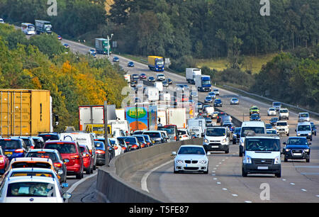 Rush Hour auf der Autobahn M25 IM VEREINIGTEN KÖNIGREICH Warteschlange von Autos Lkw & Lkw im Stau in hügeliger Landschaft, Abschnitt von London Orbital highway England Großbritannien Stockfoto