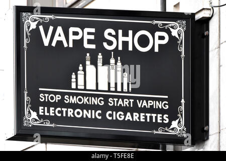 Vape Shop anmelden Verkaufen e Zigarette oder elektronische Zigaretten als tragbare elektronische Geräte mit e Saft & andere rauchen Zubehör London England Großbritannien Stockfoto