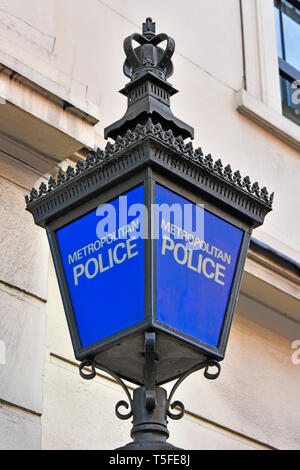 Metropolitan Police Blue Lamp, Tagesblick auf klassisches, ikonisches und verziertes Licht vor Charing Cross und Polizeistation West End London England Großbritannien Stockfoto