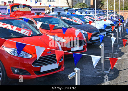 Verkauf Poster bei Ford Autohaus business Vorplatz Anzeige des belegten zweite Hand rot weiß & blau Autos & Bunting in Händler Verkaufsförderung England Großbritannien Stockfoto