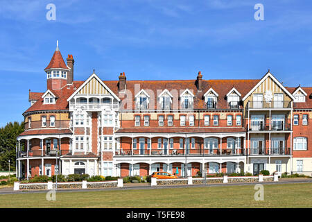Viktorianisches Gebäude jetzt Grand Apartments Unterkunft in Seaside Holiday Resort war das Grand Hotel auf der Strandpromenade in Frinton-on-Sea Essex UK Stockfoto