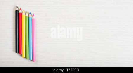 Bunte wachsmalkreiden auf weißem Hintergrund Plank Stockfoto