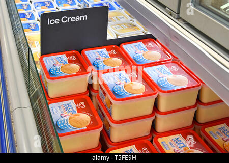 In der Nähe der Oberseite der Wanne Wände Marke weiche Kugel Vanille light Eis Wannen in Tiefkühlkost Schränke self service Supermarkt gang England UK Stapel Stockfoto