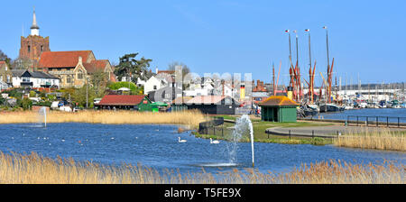 Teich & Brunnen Landschaft in Promenade Park am Ufer des Flusses Blackwater estuary Kirche & Masten der Themse segeln Lastkähne in Maldon Essex England Großbritannien Stockfoto