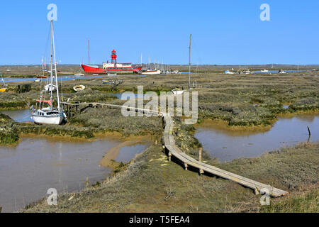 Essex Küste Landschaft & Küsten Landschaft von tollesbury Wick mit River Blackwater Salzwiesen Schlamm yacht Liegeplatz- & günstig roten Feuerschiff UK Stockfoto