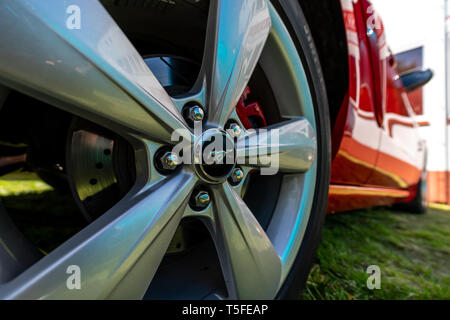 BERLIN - Mai 05, 2018: Rad der Pony Car Ford Mustang, close-up. Stockfoto