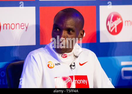 London, Großbritannien. 24. April 2019. Eliud Kipchoge während einer Pressekonferenz vor dem Sonntag Virgin Money London Marathon. Der diesjährige Marathon feiert Stockfoto