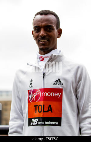 London, Großbritannien. 24. April 2019. Tamirat Tola (ETH) während einer Presse Fotoshooting vor dem Sonntag Virgin Money London Marathon. Der diesjährige Marathon celebrat Stockfoto