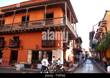 Bunt bemalten Geschäften mit Holzbalkonen im historischen Zentrum von Cartagena in Kolumbien Stockfoto