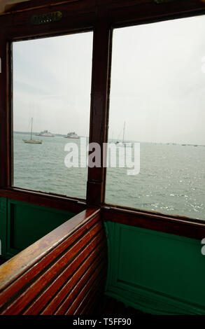 Hythe pier elektrische Eisenbahn Innenraum, Blick auf Southampton Wasser. Stockfoto