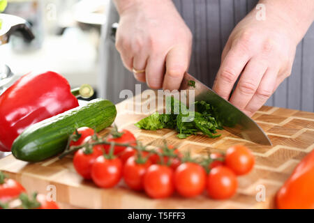 Männliche Hände Schneiden Grüne aromatische Sauerampfer Blatt Stockfoto