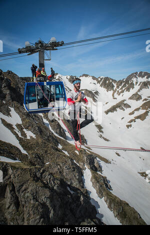 BAGNÈRES-DE-BIGORRE, Frankreich - 28. Mai: eine Gruppe von Personen installiert haben zwei Kabel zwischen den Autos der Pic du Midi und ein Mann gehen, Royal, Bagn Stockfoto