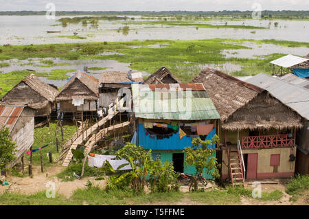 Iquitos, Peru. Amazonas Dorf. Typisch indischen Stämme Siedlung am Rande des Amazonas. Stockfoto