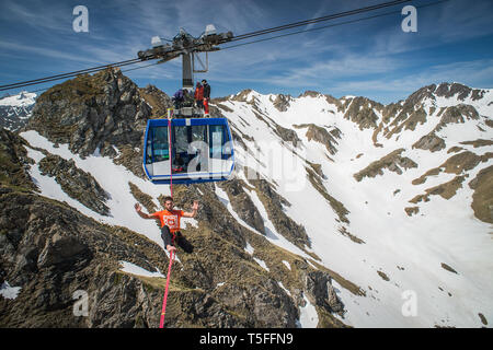 BAGNÈRES-DE-BIGORRE, Frankreich - 28. Mai: eine Gruppe von Personen installiert haben zwei Kabel zwischen den Autos der Pic du Midi und ein Mann gehen, Royal, Bagn Stockfoto