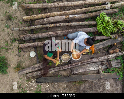 Luftaufnahme der Peruanischen indigenen Frauen Naturfasern Färben mit Naturfarben Stockfoto