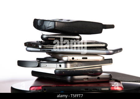 Alten, kaputten und veralteten Handys auf Holz Hintergrund, Frankreich Stockfoto