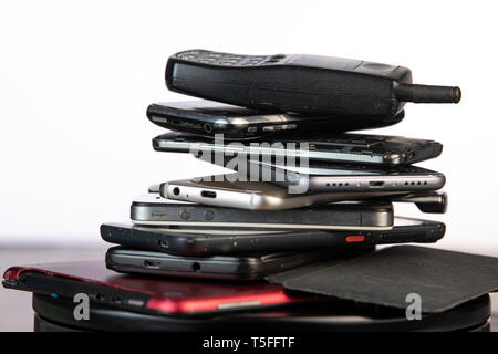 Alten, kaputten und veralteten Handys auf Holz Hintergrund, Frankreich Stockfoto