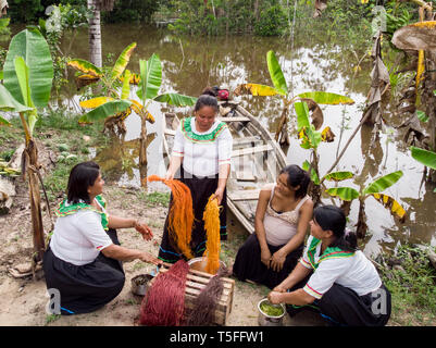 Luftaufnahme der Peruanischen indigenen Frauen Naturfasern Färben mit Naturfarben Stockfoto