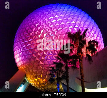 Orlando, FL/USA - 02/28/18: Walt Disney World's Raumschiff Erde das Symbol und befindet sich am Eingang des Epcot. Stockfoto