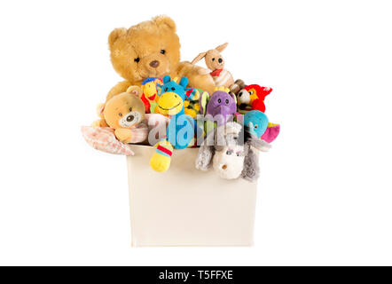 Sammlung von Plüschtieren in Weiß Spielzeug Kasten auf weißem Hintergrund Stockfoto