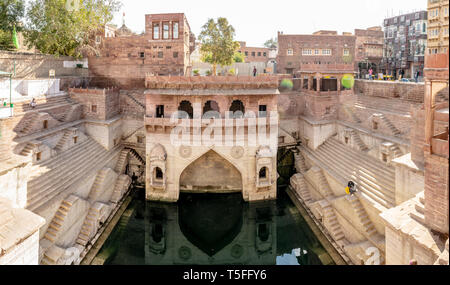 Jodhpur, Rajasthan, Indien; 24-Feb-2019; Toorji Ka Jhalra, ein Schritt - gut Stockfoto