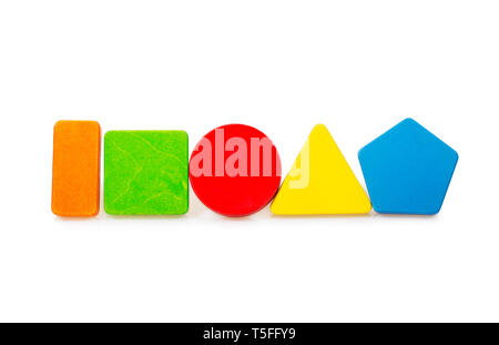 Buntes Holzspielzeug Bausteine in geometrischen Formen. Orange Rechteck, grünes Quadrat, roter Kreis, gelbes Dreieck und Fünfeck blau auf weißem Hintergrund. Stockfoto