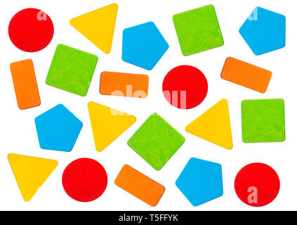 Buntes Holzspielzeug Bausteine in geometrischen Formen. Orange Rechteck, grünes Quadrat, roter Kreis, gelbes Dreieck und Fünfeck blau auf weißem Hintergrund. Stockfoto