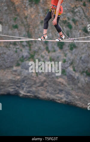 IMOTSKI, KROATIEN - Mai 04: Die Mimi Guesdon Füße Fuß in den Fersen auf einem Highline oberhalb der Roten See, Split-dalmatien, Imotski, Kroatien am Mai 04, 2018 in Imotski, Kroatien. Stockfoto