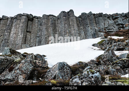 West Island. Die Klippe der regelmäßigen Basaltsäulen spalten Gerðuberg, auf der Halbinsel Snaefellsnes, ist durch vulkanische Aktivitäten verursacht Stockfoto