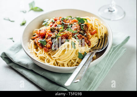 Spaghetti mit Tomaten kapern Sauce, Basilikum und Parmesan Stockfoto