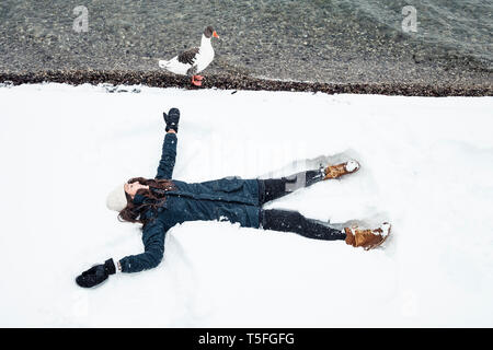 Grey Goose und junge Frau im Starnberger See im Winter Stockfoto