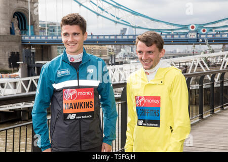 London, Großbritannien. 24. April 2019. Britische elite Läufer Callum Hawkins und Dewi greife bei einem Fotoshooting vor der Presse Sonntag Virgin Money London Mar Stockfoto