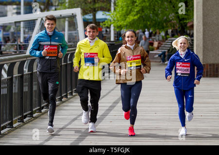 London, Großbritannien. 24. April 2019. Britische elite Läufer (L-R) Callum Hawkins, Dewi Greife, Lily Rebhuhn und Charlotte Purdue bei einem Fotoshooting ein drücken Stockfoto